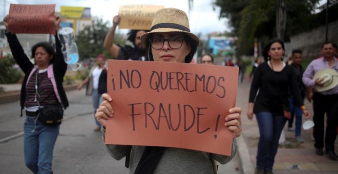 Una mujer simpatizante de la Alianza participa en la marcha. EFE