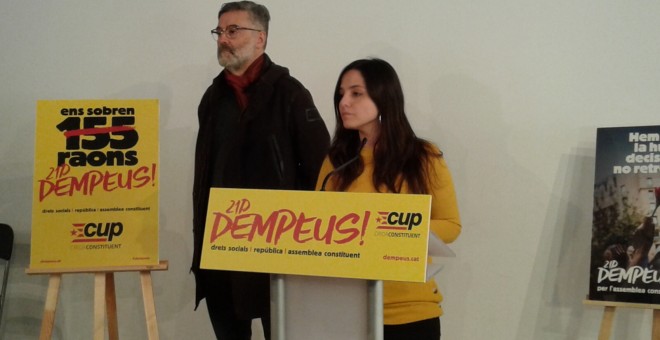 El cap de llista de la CUP per Barcelona, Carles Riera, i la número 2, Maria Sirvent, en la presentació de la campanya de la formació, aquest dilluns a Barcelona