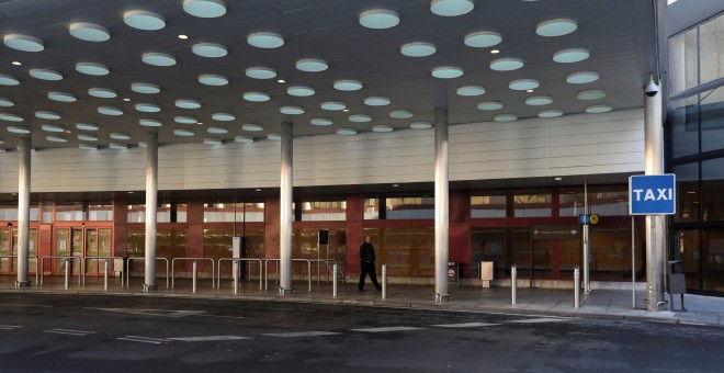 La parada de taxis del aeropuerto Madrid-Barajas Adolfo Suarez, en Madrid, vacía por el paro de taxistas. REUTERS/Sergio Perez REUTERS