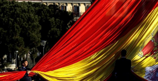 Los presidentes del Congreso, Ana Pastor, y del Senado, Pío García Escudero, presiden el solemne izado de la bandera nacional en la Plaza de Colón de Madrid.- EFE