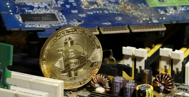 Un bitcoin sobre la placa base de un PC. REUTERS/Dado Ruvic