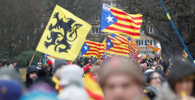 Participants en la manifestació 'Europe, Wake Up', que organitzen l'ANC i Òmnium Cultural aquest dijous a Brussel·les./ REUTERS/Yves Herman