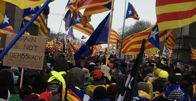 Participants en la manifestació 'Europe: Wake Up', a les 11h. / Marià de Delàs.