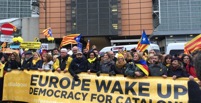 Capçalera de la manifestació 'Europe: Wake Up', al seu pas davant el Parlament Europeu, amb Agustí Alcoberro, Marcel Mauri, Marta Rovira, Meritxell Serret, Elsa Artadi i Núria de Gispert, entre d'altres. / Marià de Delàs.