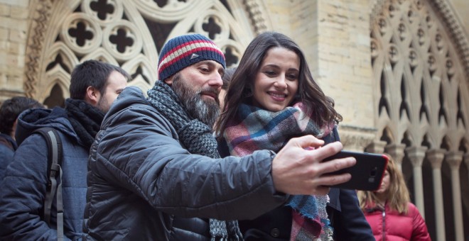 La candidata de Ciudadanos (Cs) a la Presidencia de la Generalitat, Inés Arrimadas, se fotografía junto a un simpatizante durante el acto de campaña  en la Seu Vella de Lleida. EFE/ Enric Fontcuberta