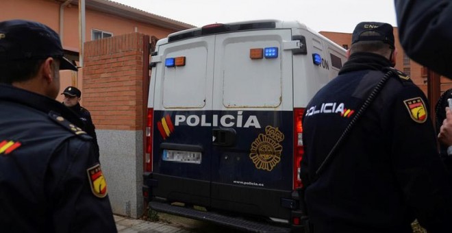 El furgón policial que ha trasladado a los tres jugadores de la Arandina Club de Fútbol acusados de un delito de agresión sexual contra una menor de 15 años, a su llegada a los juzgados de Aranda de Duero. | PACO SANTAMARÍA (EFE)