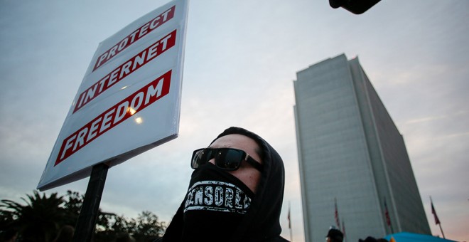 Un manifestante, durante una protesta contra el fin de la neutralidad de la red.- Kyle Grillot (REUTERS)