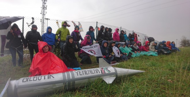 Un grupo de mujeres se encadena a las vallas del puerto de Bilbao para denunciar el negocio de la Guerra./Público