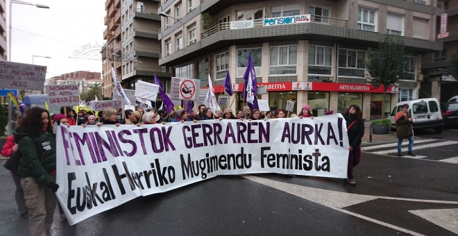 Cabecera de la manifestación feminista en Bilbao contra el negocio de la guerra./PÚBLICO