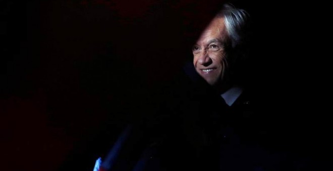 El presidente electo de la coalición Chile Vamos, Sebastián Piñera, saluda a un grupo de simpatizantes tras su victoria. | ELVIS GONZÁLEZ (EFE)