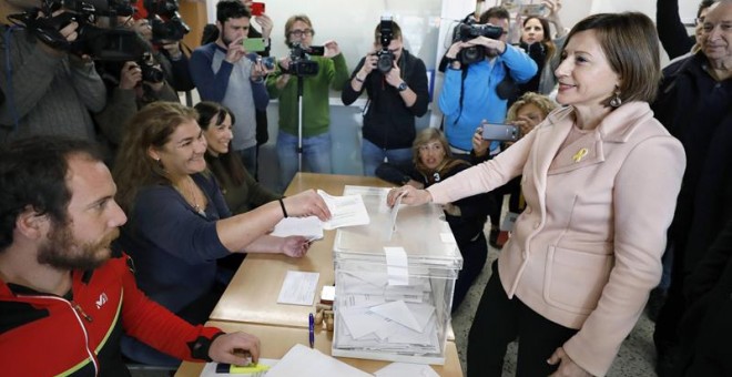 La presidenta del Parlament y número cuatro de ERC por Barcelona, Carme Forcadell, vota en la Escuela Nostra Llar de Sabadell (Barcelona). EFE/ Andreu Dalmau