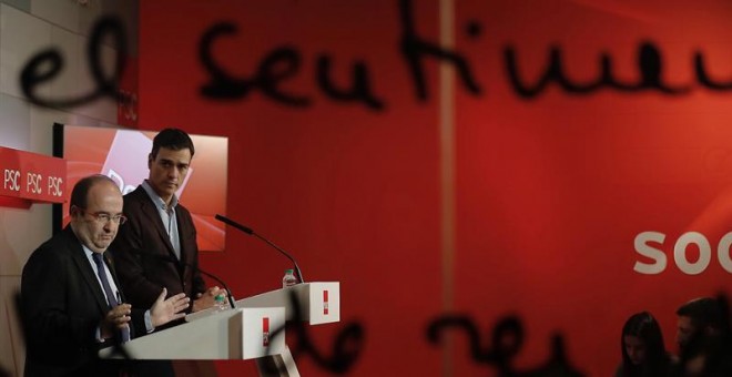 El líder del PSC, Miquel Iceta (i), y el secretario general del PSOE, Pedro Sánchez (d), durante la rueda de prensa que han ofrecido tras la reunión de la ejecutiva PSC. |  Juan Carlos Cárdenas (EFE)