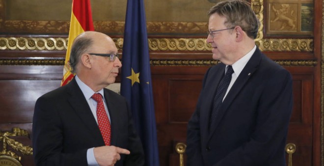 El ministro de Hacienda, Cristóbal Montoro, con el presidente de la Generalitat Valenciana, Ximo Puig. EFE