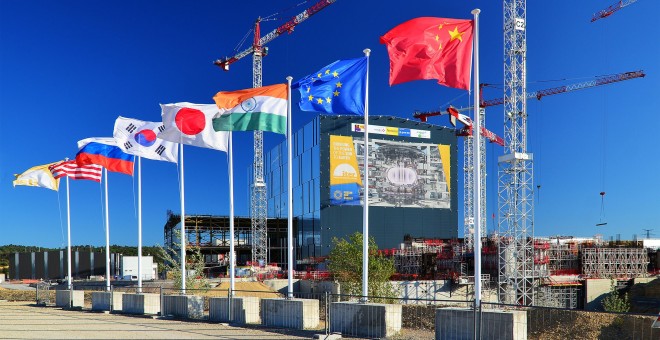 Las banderas de los socios del proyecto ITER ondean junto a uno de los edificios principales en Cadarache (Francia). / ITER ORGANISATION