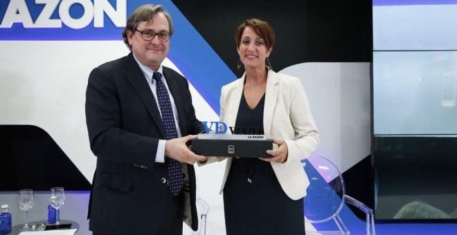 Francisco Marhuenda,director de 'La Razón', entrega el premio a la alcaldesa de Mogán, Onalia Bueno.