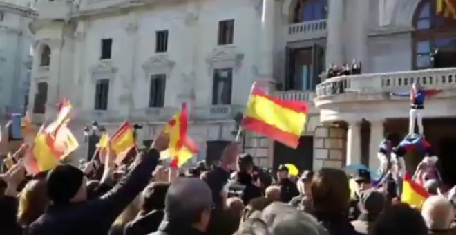 Miembros de la extrema derecha hacen el saludo fascista y cantan el Cara al sol ante la cabalgata de las Magas de Enero.