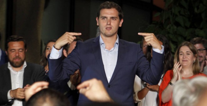 El presidente de Ciudadanos, Albert Rivera, rodeado de parte de la Ejecutiva del partido. Archivo REUTERS