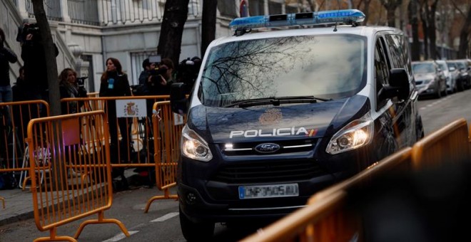 Un furgún de la Policía Nacional a su llegada al Supremo. EFE/ Fernando Alvarado