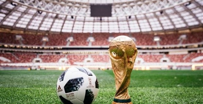 Balón de Rusia 2018 con la copa del mundo. EFE