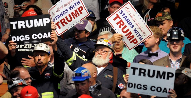 Seguidores de Donald Trump, con carteles que dicen 'Trump excava carbón', en un acto de la campaña electoral de 2016. REUTERS/Chris Tilley