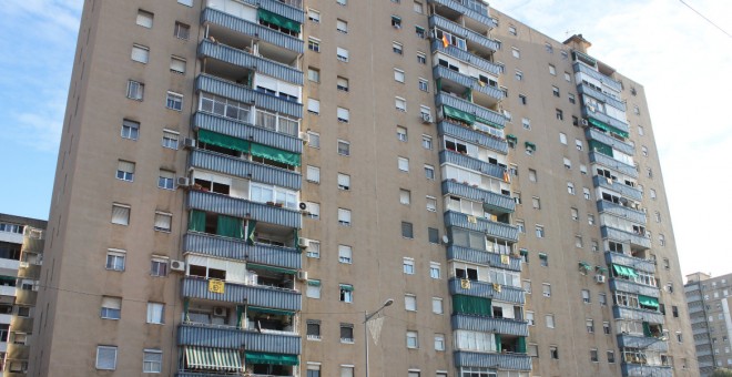 Un edificio de viviendas en Badia del Vallès, con pancartas Contra el amianto, algunas banderas españolas, y una estelada. M.F.