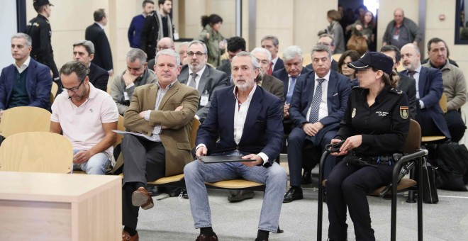 De izda a dcha, los cabecillas de la trama Gürtel, en el banquillo del juicio por la financiación ilegal del PP valenciano: Álvaro Pérez Alonso 'El Bigotes', responsable de la empresa Orange Market; Pablo Crespo, número dos de la trama Gürtel, y Francisco