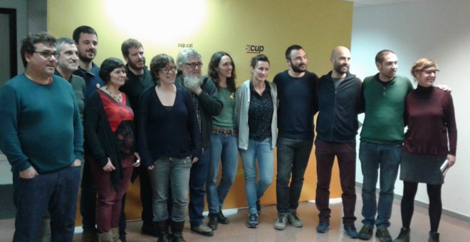 Foto de família de diversos dels candidats al secretariat nacional de la CUP; aquest divendres a la seu del partit. / Marc Font.