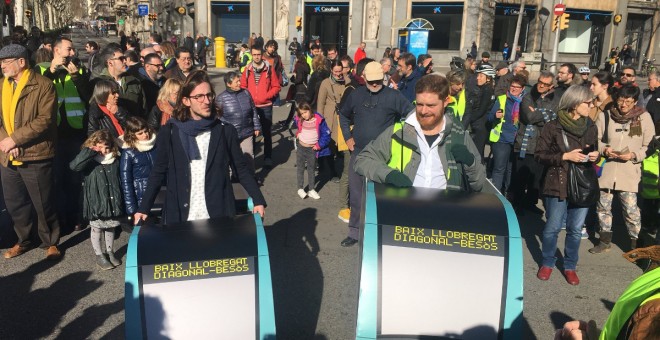 Manifestació per la unió dels tramvies per la Diagonal de Barcelona, a la plaça Jacint Verdaguer. / Units pel Tram