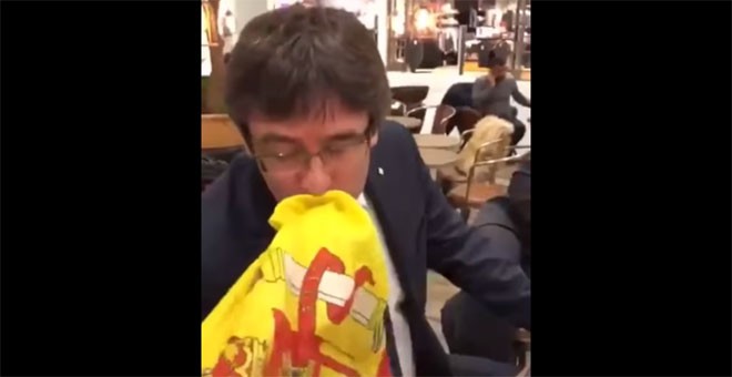 Momento en el que Carles Puigdemont besa una de las dos veces la bandera de España.