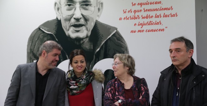 El secretario general de CCOO, Unai Sordo (i), junto a la responsable de Acción Política y Relaciones Políticas de IU, Sira Rego (2i); Yenia Camacho (2d), hija de Marcelino Camacho, y el portavoz de Relaciones Institucionales de IU, Enrique Santiago (d),