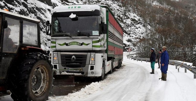 Vista de la carretera en el municipio leonés de Vegadervera, la Agencia estatal de Meteorología avisa de temporal de frío y nieve que afecta al norte de la provincia de León. EFE/J.Casares