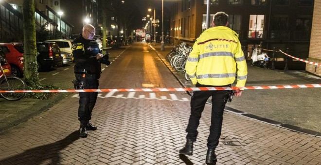 La Policía holandesa vigila el área donde ha tenido lugar el tiroteo que ha dejado un muerto y dos heridos. EFE/EPA/Evert Elzinga