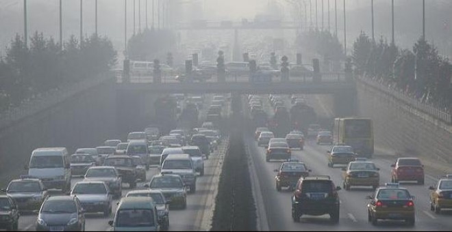 Contaminación en uno de los accesos a Madrid. / EFE