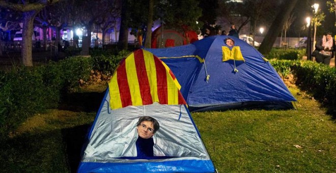 Acampada frente al Parlament. | EFE