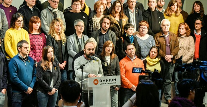 El vicepresident d'Òmnium Cultural, Marcel Mauri, amb els presidents territorials i la junta nacional de l'entitat, aquest dissabte a Barcelona.