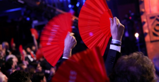 Actrices y actores agitan abanicos para reivindicar la igualdad en el cine español durante la gala de los Goya 2018./REUTERS