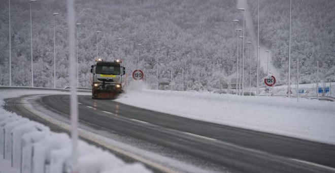 Una máquina quitanieves limpia la A-67, a la altura de la localidad cántabra de Pesquera, donde el temporal ha obligado a primera hora de hoy a prohibir la circulación de camiones. EFE/ Pedro Puente Hoyos