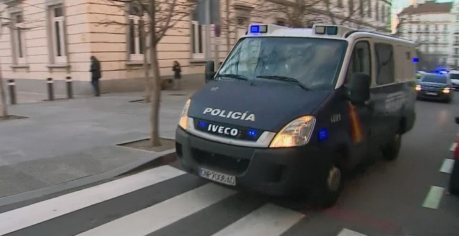 Vista del furgón policial en el que se trasladó a José Ramón Prado Bugallo, Sito Miñanco,a la Audiencia Nacional para ser interrogado por la juez Carmen Lamela. EFE