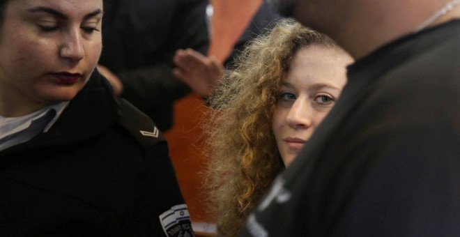 La adolescente palestina Ahed Tamimi a su llegada al tribunal militar israelí que la juzga por doce cargos por atacar a soldados, cerca de la localidad cisjordana de Betunia. EFE/ Stringer