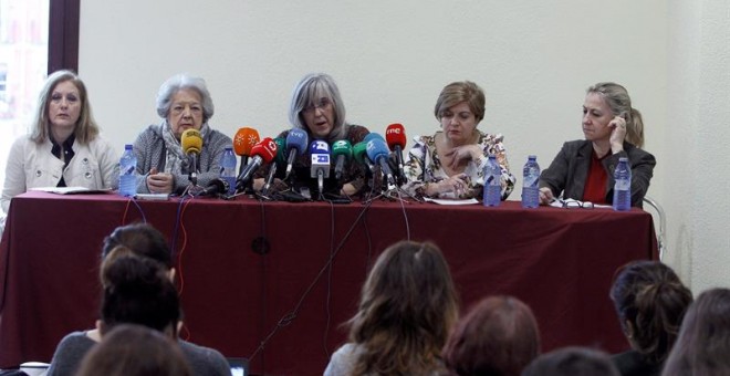 La directora de la Fundación Mujeres Marisa Sotelo (c), Amalia Fernández Doyague, Directora dede la Asociación de Mujeres Juristas Themis (2d), Yolanda Besteiro (d) Directora de la Federación Mujeres Progresistas, Ana Mª Pérez del Campo (2i), presidenta d