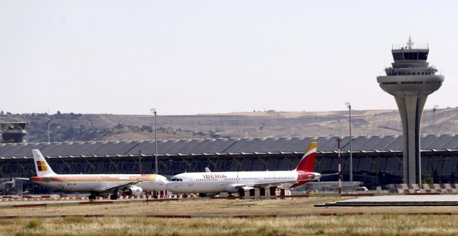 La torre de control de Barajas y el centro de control de Madrid han perdido en seis años 79 de sus 625 controladores aéreos, más de la octava parte de la plantilla.