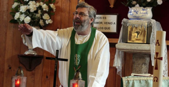 El sacerdote Luís Rodríguez Patiño oficiando una misa.