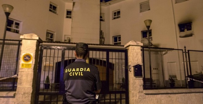 Agente de la Guardia Civil frente a residencia de mayores. / EFE