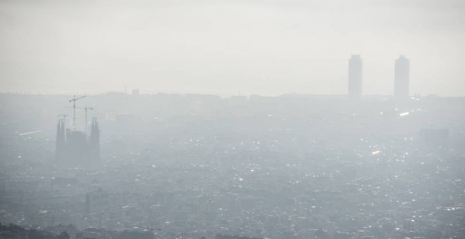 La boina de contaminación sobre la ciudad de Barcelona. EFE