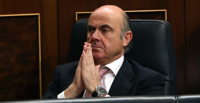 El ministro de Economía, Luis de Guindos, durante el Pleno del Congreso de los Diputados. EFE/ J.J. Guillén