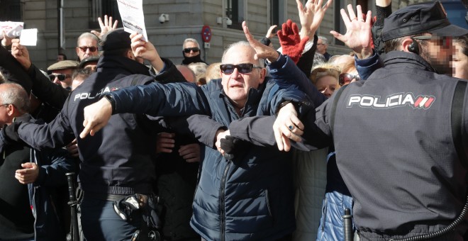 Miles de jubilados, que secundan una concentración en defensa del sistema público de pensiones, han cortado la Carrera de San Jerónimo en Madrid cerrando así el acceso al Congreso de los Diputados. EFE/ Zipi