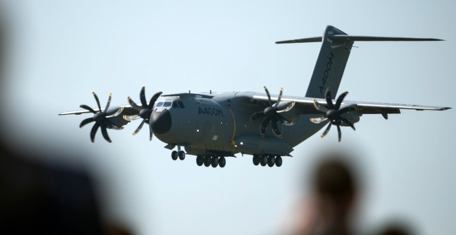 Un A400M en fase de aterrizaje en Berlín. JOHANNES EISELE / AFP