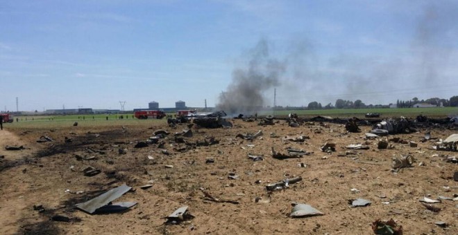 Imagen del lugar donde cayó el avión siniestrado en Sevilla. EFE