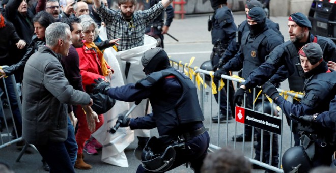 Los Mossos cargan contra los manifestantes en Barcelona. REUTERS/Yves Herman