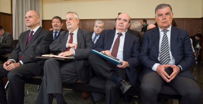 Los expresidentes del Gobierno andaluz, Manuel Chavez (i) y José Antonio Griñán (2i), el exvicepresidente, Gaspar Zarrías (2d), y el exconsejero de Empleo, José Antonio Viera (d), durante el juicio de la pieza política de los ERE. EFE/ Raul Caro Cadenas